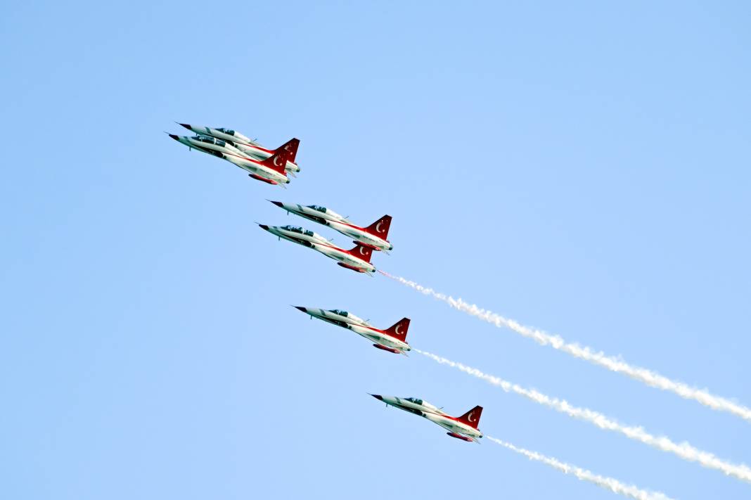 Mersin’de gökyüzü kırmızı beyaza boyandı: Türk Yıldızları nefesleri kesti 5